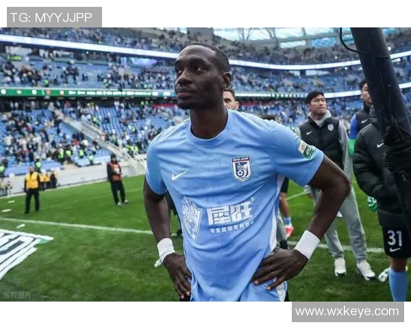 足球明星因场上失误遭教练严厉罚款引发球迷热议与媒体关注